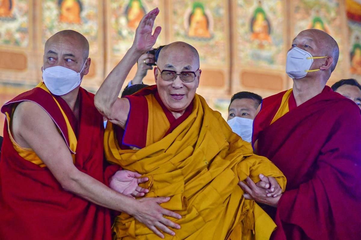 Dalai Lama chega a Nova York para tratamento nos joelhos