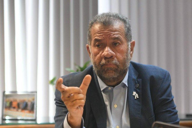 Segundo Carlos Lupi, novos cortes no teto virão se o Banco Central continuar reduzindo a Selic - (crédito: ED ALVES/CB/D.A.Press) Segundo Carlos Lupi, novos cortes no teto virão se o Banco Central continuar reduzindo a Selic - (crédito: ED ALVES/CB/D.A.Press)