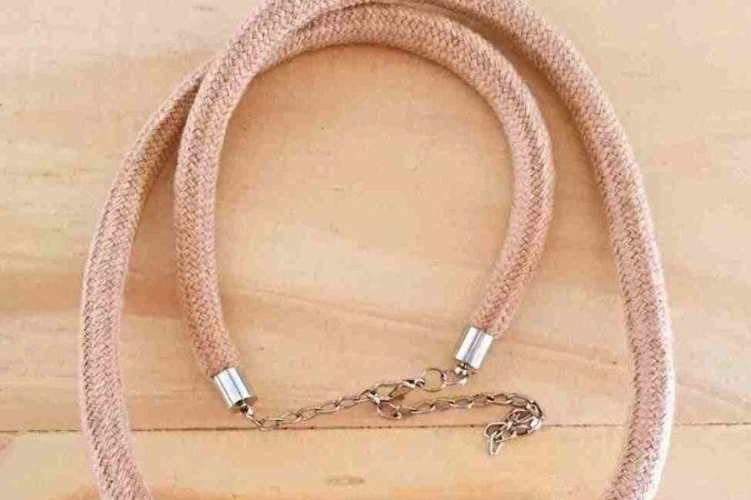 Colar Tesourinhas, da Aracne, feito em corda tingida com jatobá, com o nó inspirado nas tesourinhas de Brasília (R$ 60)