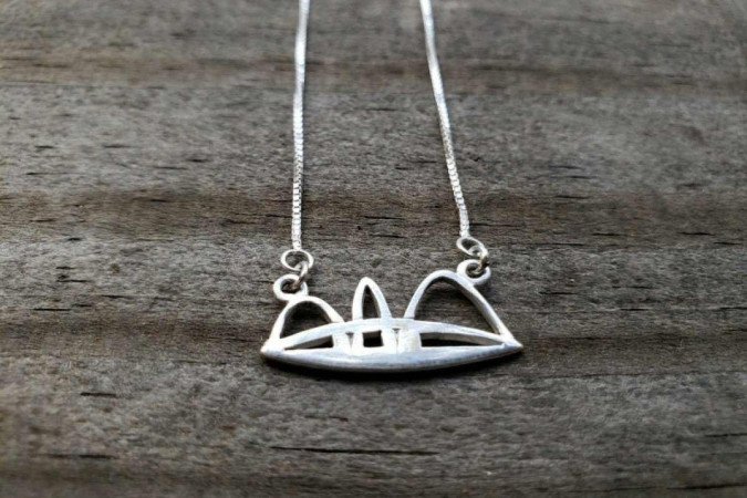 Colar Ponte JK em prata, da Magia da Prata (R$ 280)