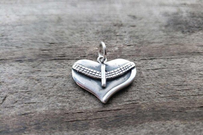 Pingente Plano Piloto, baseado no croqui de Lucio Costa, da Magia da Prata (R$ 160)