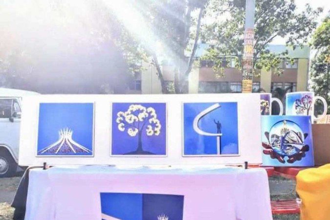 Camiseta Brasília e Azulejo, da Somos Mais DF (R$ 40 e R$ 45)