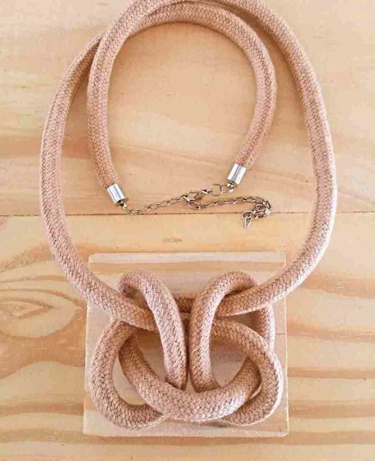 Colar Tesourinhas, da Aracne, feito em corda tingida com jatob&aacute;, com o n&oacute; inspirado nas tesourinhas de Bras&iacute;lia&nbsp;(R$ 60)