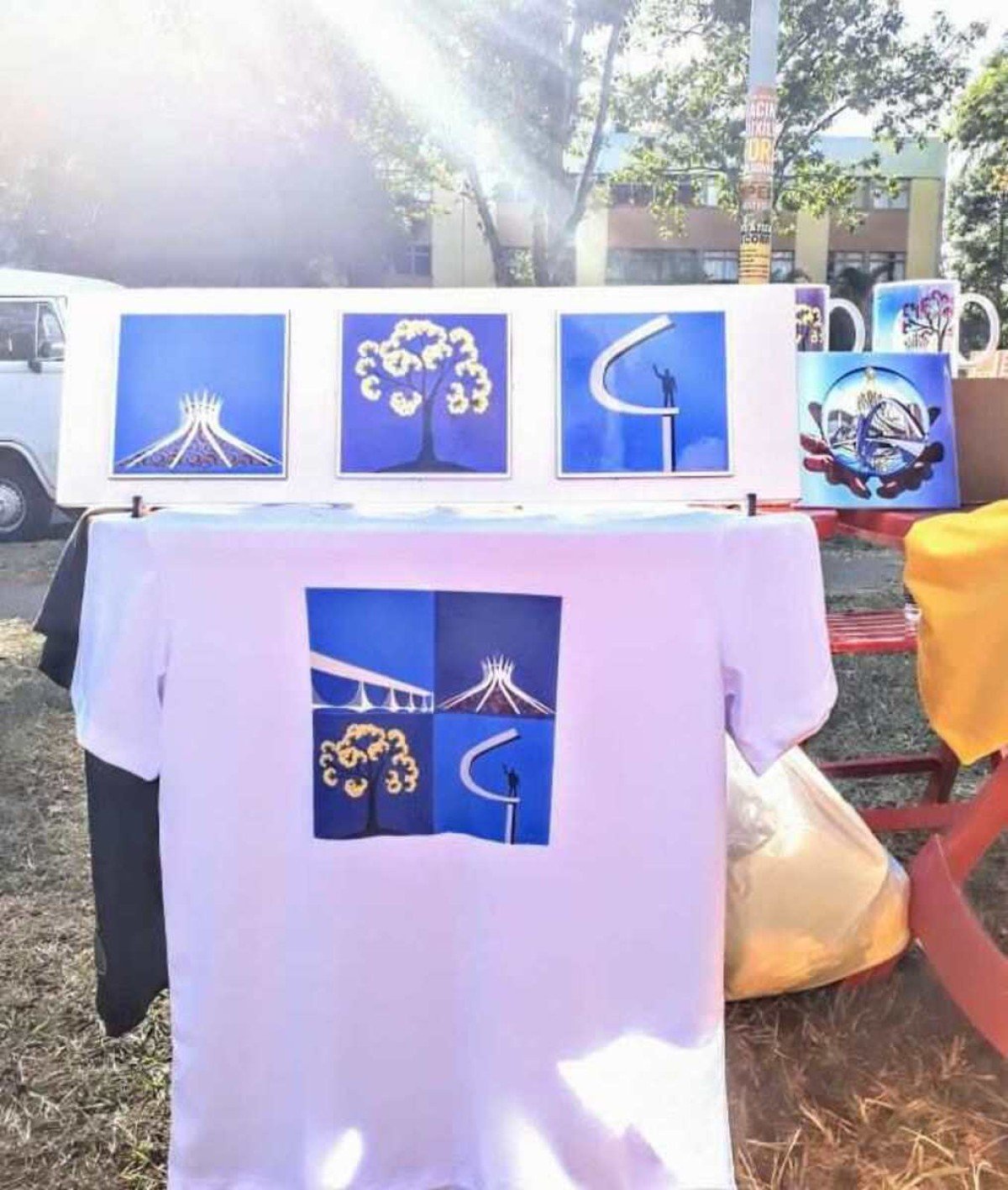 Camiseta Bras&iacute;lia e Azulejo, da Somos Mais DF (R$ 40 e R$ 45)