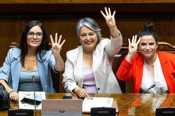 A reforma foi apresentada em 2017 pela então deputada Camila Vallejo (à esquerda), hoje ministra do governo de Gabriel Boric
 -  (crédito: EPA)