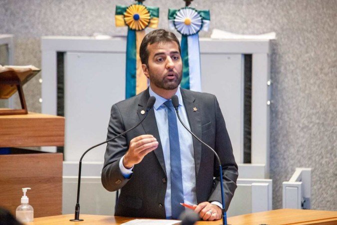 Deputado distrital Gabriel Magno discursa em púlpito da CLDF. 