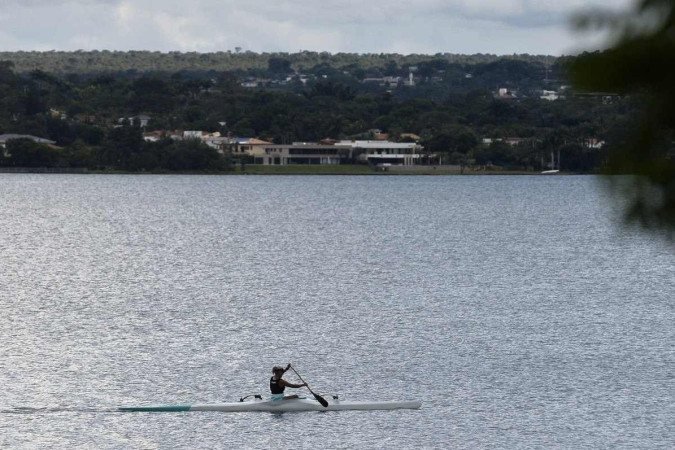  11/04/2023. Crédito: Minervino Júnior/CB/D.A Press. Brasil.  Brasilia - DF. Orla do Lago. Esportes aquáticos de canoagem.