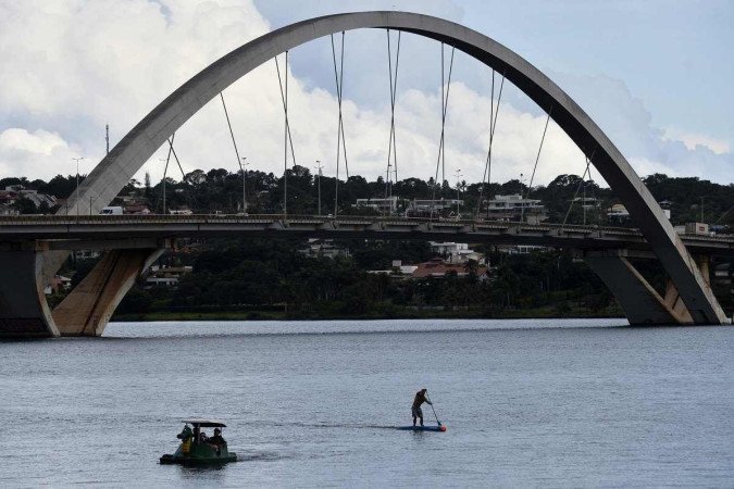  11/04/2023. Crédito: Minervino Júnior/CB/D.A Press. Brasil.  Brasilia - DF. Orla do Lago. Esportes aquáticos de canoagem.