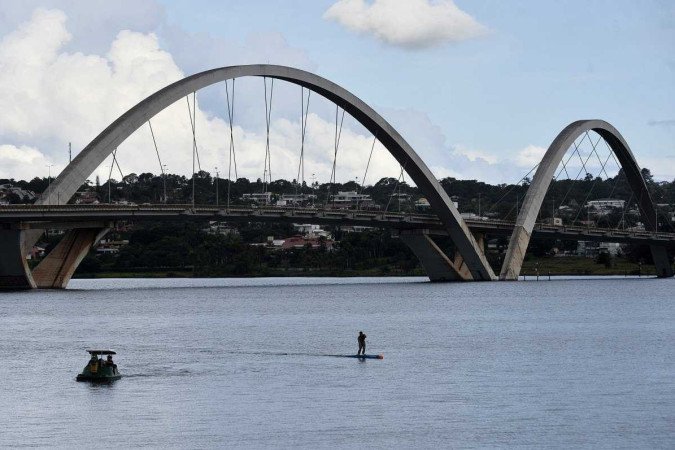  11/04/2023. Crédito: Minervino Júnior/CB/D.A Press. Brasil.  Brasilia - DF. Orla do Lago. Esportes aquáticos de canoagem.