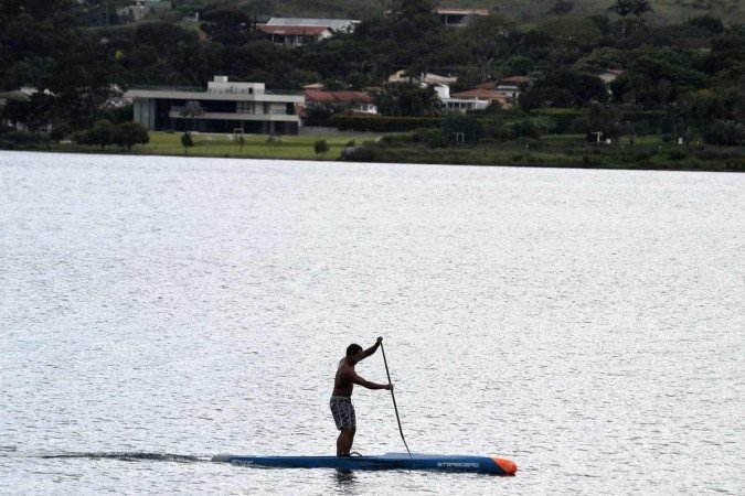  11/04/2023. Crédito: Minervino Júnior/CB/D.A Press. Brasil.  Brasilia - DF. Orla do Lago. Esportes aquáticos de canoagem.