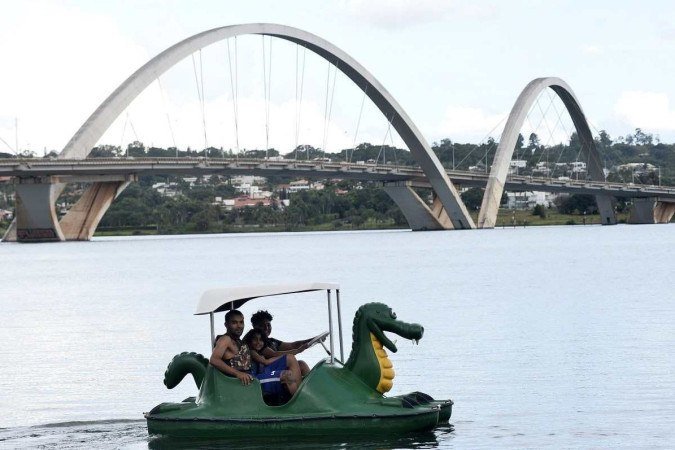  Orla do Lago. Esportes aquáticos de canoagem.