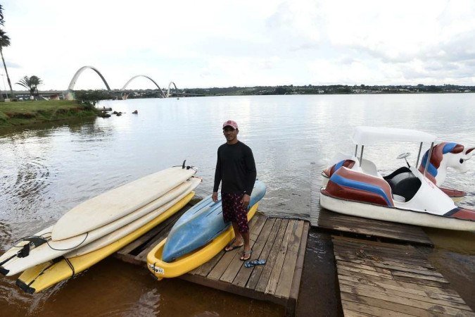  11/04/2023. Crédito: Minervino Júnior/CB/D.A Press. Brasil.  Brasilia - DF. Orla do Lago. Esportes aquáticos de canoagem. Leonardo Siqueira.