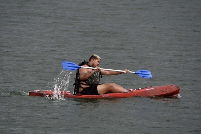  11/04/2023. Crédito: Minervino Júnior/CB/D.A Press. Brasil.  Brasilia - DF. Orla do Lago. Esportes aquáticos de canoagem.