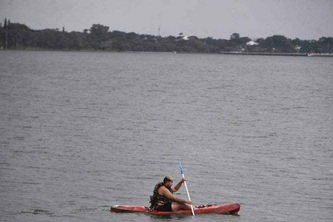  11/04/2023. Crédito: Minervino Júnior/CB/D.A Press. Brasil.  Brasilia - DF. Orla do Lago. Esportes aquáticos de canoagem.