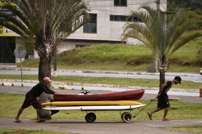  11/04/2023. Crédito: Minervino Júnior/CB/D.A Press. Brasil.  Brasilia - DF. Orla do Lago. Esportes aquáticos de canoagem. Ponte JK.