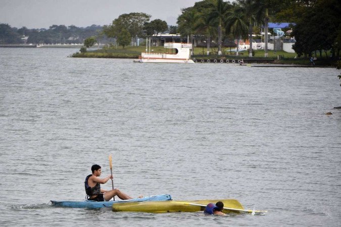  11/04/2023. Crédito: Minervino Júnior/CB/D.A Press. Brasil.  Brasilia - DF. Orla do Lago. Esportes aquáticos de canoagem.