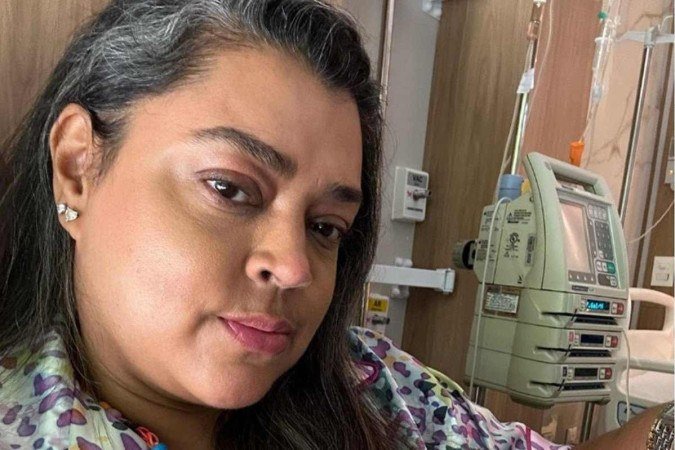 Preta Gil recebe massagem de Regina Casé durante visita a hospital - (crédito: Reprodução/Instagram) Preta Gil recebe massagem de Regina Casé durante visita a hospital - (crédito: Reprodução/Instagram)