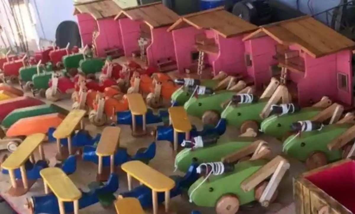 Brinquedos fabricados por detentos são doados para crianças em MG