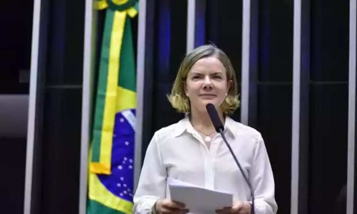 Gleisi Hoffmann  respira espontaneamente e já conversa após cirurgia