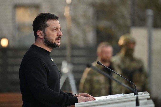 Esta foto de folheto tirada e recebida pelo serviço de imprensa presidencial ucraniano em 7 de abril de 2023 mostra o presidente ucraniano Volodymyr Zelensky durante um discurso em uma refeição de jejum Iftar com militares ucranianos muçulmanos, durante o mês sagrado muçulmano do Ramadã, em Kiev, em meio a A invasão militar da Rússia na Ucrânia.       -  (crédito: Reprodução/ UKRAINIAN PRESIDENTIAL PRESS SERVICE / AFP)