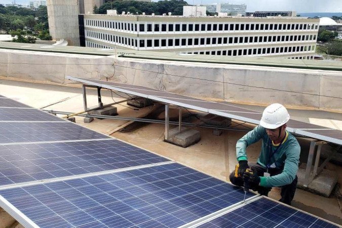 12/04/2023 Crédito: Carlos Vieira/CB. Cidades. Energia Solar. Manutenção no painel solar do TCU, anexo 1. Na Foto Wildson Marreiro.