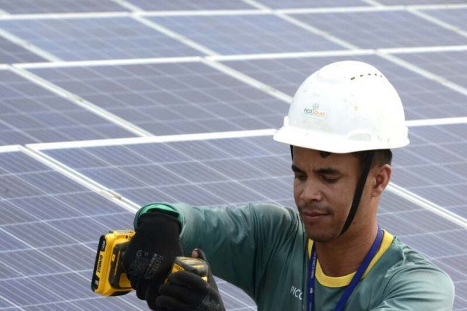  l12/04/2023. Crédito: Carlos Vieira/CB/DA. Press. Brasília, DF. Cidades. Energia Solar. Manutenção no painel solar do TCU, anexo 1. Wildson Marreiro.