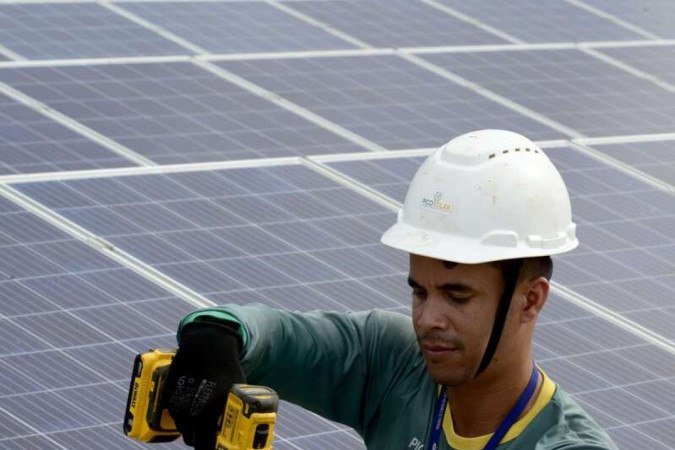  l12/04/2023. Crédito: Carlos Vieira/CB/DA. Press. Brasília, DF. Cidades. Energia Solar. Manutenção no painel solar do TCU, anexo 1. Wildson Marreiro.