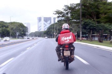 O objetivo da medida, segundo o governo petista, é facilitar a compra de motocicletas aos entregadores de aplicativos  - 