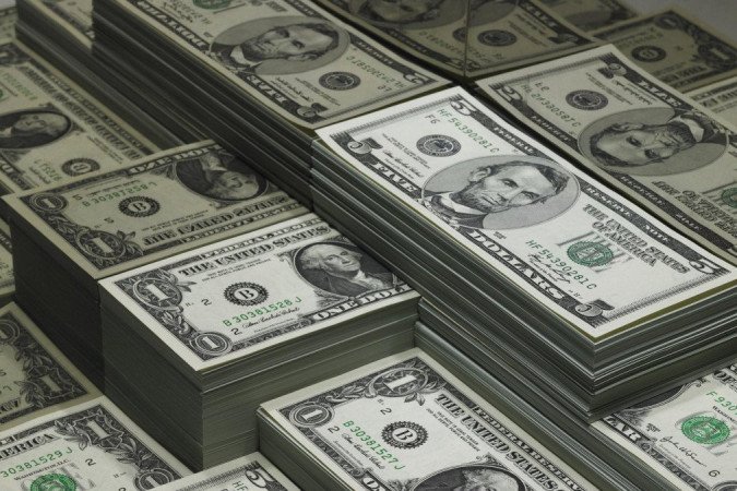 Moeda americana chegou a ser negociada abaixo de R$ 4,90 com expectativa de fim da alta de juros nos EUA e arcabouço fiscal e inflação menor no Brasil - (crédito: Getty Images ) Moeda americana chegou a ser negociada abaixo de R$ 4,90 com expectativa de fim da alta de juros nos EUA e arcabouço fiscal e inflação menor no Brasil - (crédito: Getty Images )