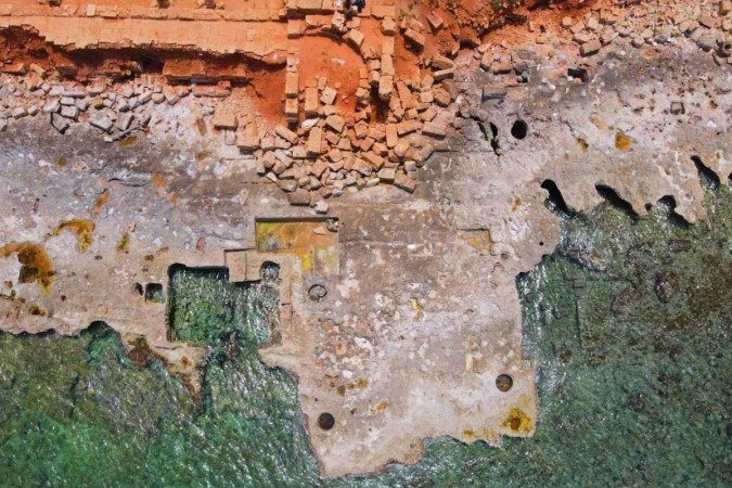 Erosão costeiria danifica estrutura do Porto de Apollonia, na Líbia