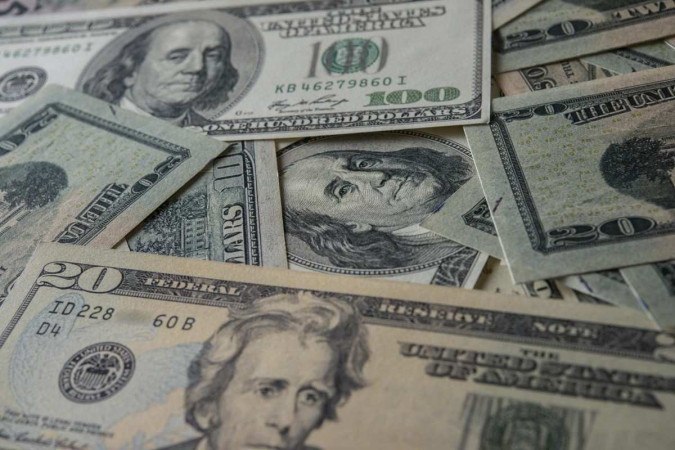 A Gazeta  Diante de preocupações fiscais, dólar fecha em alta de 2,25%, a  R$ 5,6396