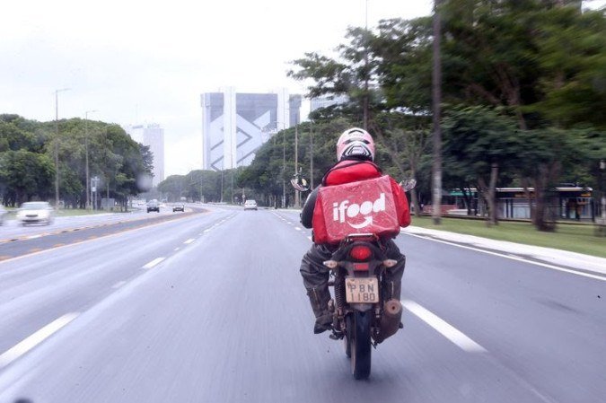 O objetivo da medida, segundo o governo petista, é facilitar a compra de motocicletas aos entregadores de aplicativos - O objetivo da medida, segundo o governo petista, é facilitar a compra de motocicletas aos entregadores de aplicativos -