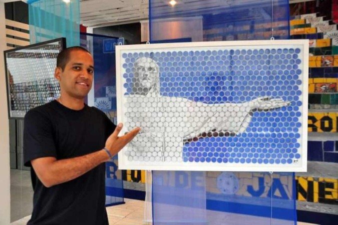Alfredo Borret ao lado de uma de suas obras - (crédito: Divulgação ) Alfredo Borret ao lado de uma de suas obras - (crédito: Divulgação )