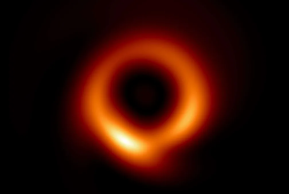 Brasileira liderou equipe que captou a imagem mais nítida de um buraco negro