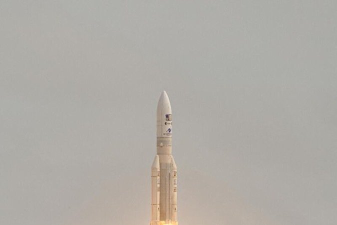  This photograph taken on April 14, 2023, shows Arianespace's Ariane 5 rocket lifting off from its launchpad, at the Guiana Space Center in Kourou, French Guiana. - The European Space Agency's JUICE mission to explore Jupiter's icy, ocean-bearing moons will again try to blast off on April 14, 2023, a day after the first launch attempt was called off due to the threat of lightning. (Photo by Jody AMIET / AFP)
      