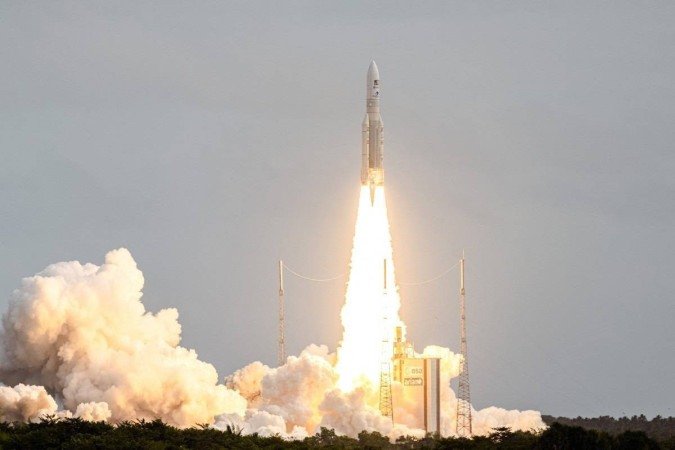  This photograph taken on April 14, 2023, shows Arianespace's Ariane 5 rocket lifting off from its launchpad, at the Guiana Space Center in Kourou, French Guiana. - The European Space Agency's JUICE mission to explore Jupiter's icy, ocean-bearing moons will again try to blast off on April 14, 2023, a day after the first launch attempt was called off due to the threat of lightning. (Photo by Jody AMIET / AFP)