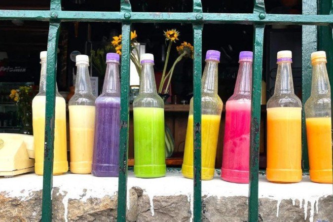 Estigmatizada e ainda ilegal, a chicha pode ser encontrada em garrafas coloridas nas 'chicherías' de Bogotá - (crédito: Lina Zeldovich/BBC) Estigmatizada e ainda ilegal, a chicha pode ser encontrada em garrafas coloridas nas 'chicherías' de Bogotá - (crédito: Lina Zeldovich/BBC)