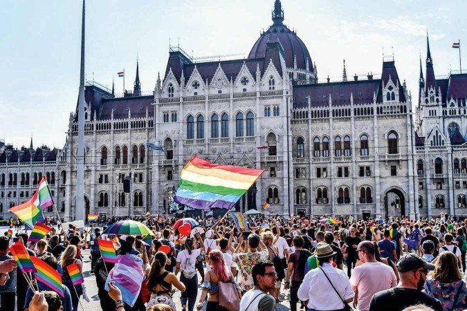 Em oposição à liderança homofóbica do presidente Viktor Orbán, cidadãos da Hungria promovem, anualmente, uma marcha do Orgulho em frente aos prédios das instituições governamentais da Hungria, em Budapeste - (crédito: GERGELY BESENYEI /AFP) Em oposição à liderança homofóbica do presidente Viktor Orbán, cidadãos da Hungria promovem, anualmente, uma marcha do Orgulho em frente aos prédios das instituições governamentais da Hungria, em Budapeste - (crédito: GERGELY BESENYEI /AFP)
