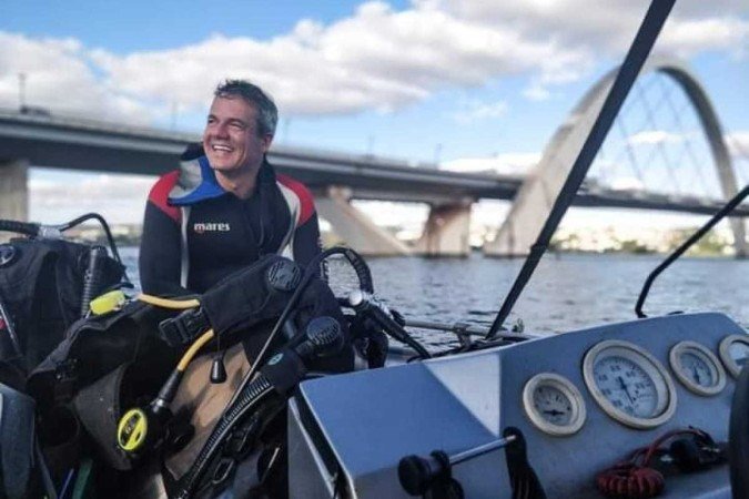 Mergulhador Marcos Aruso na orla da ponte JK