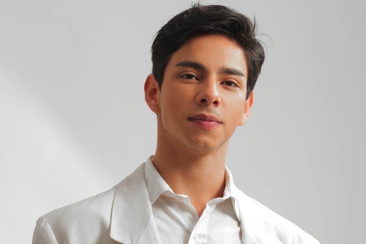 Pertencente ao povo Kaixana, o estilista amazonense Mauricio Duarte, 28 anos, em sua marca homônima, cria peças com cortes disfórmicos embasados nas manualidades dos povos originários