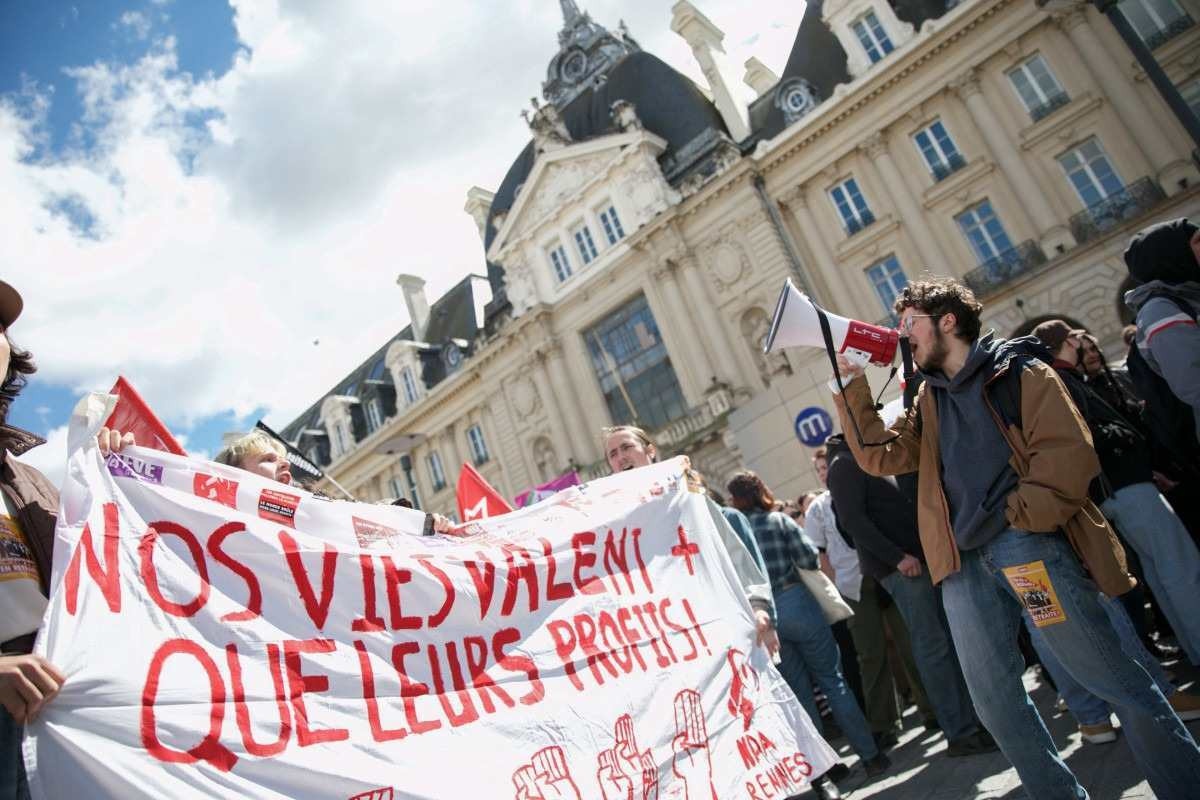 Macron promulga reforma que eleva idade de aposentadoria e é alvo de protestos