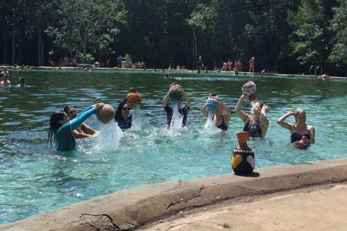 15/04/2023 Credito: Vítor Gripp/Esp CB/DA.Press. Cidades. Grupo Cia das Aguas em encontro na piscina do Parque Nacional de Brasília Agua Mineral