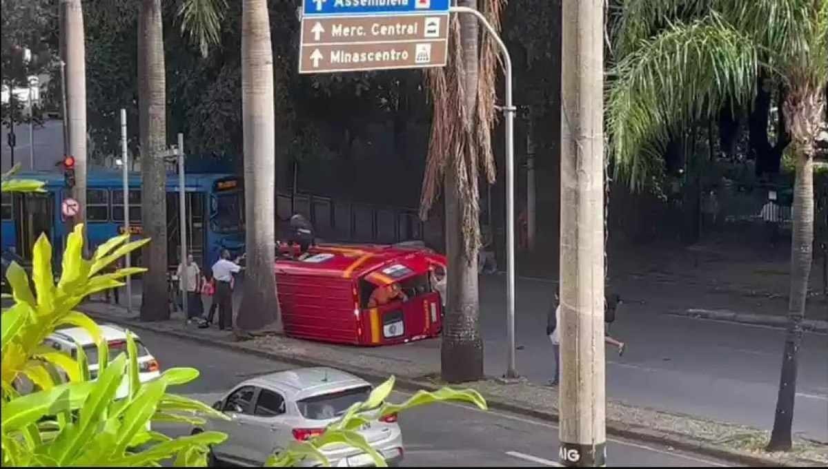 Ambulância tomba e, mesmo feridos, bombeiros socorrem paciente