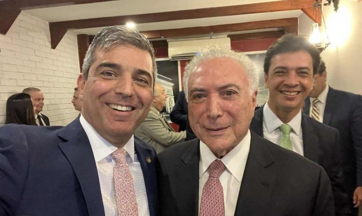 Ex-presidente da OAB Juliano Costa Couto com o ex-presidente Michel Temer         