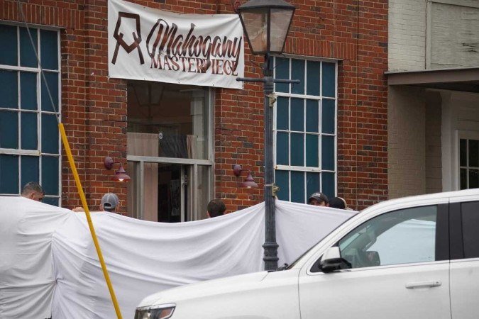 Investigadores bloqueiam a entrada do salão de dança Mahogany Masterpiece, em Dadeville (Alabama)