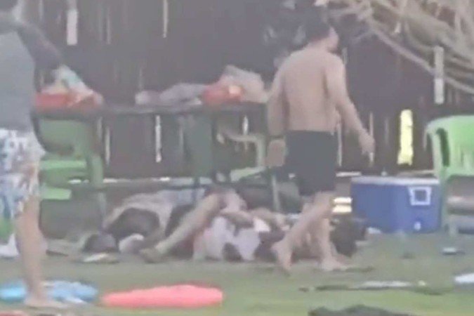 Corpos no chão do balneário La Palma, em Cortazar, no estado mexicano de Guanajuato