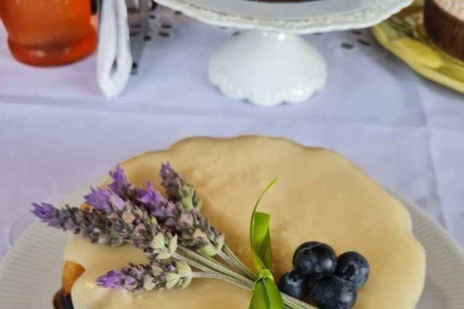 Encontro com o chef - bolo amanteigado com blueberry e brigadeiro de capim-santo