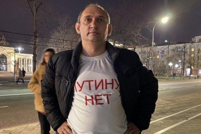 Vitaly Votanovsky foi preso no início da invasão russa à Ucrânia por usar uma camiseta que dizia 'Não à guerra'
- (crédito: Vitaly Votanovsky) Vitaly Votanovsky foi preso no início da invasão russa à Ucrânia por usar uma camiseta que dizia 'Não à guerra'
- (crédito: Vitaly Votanovsky)