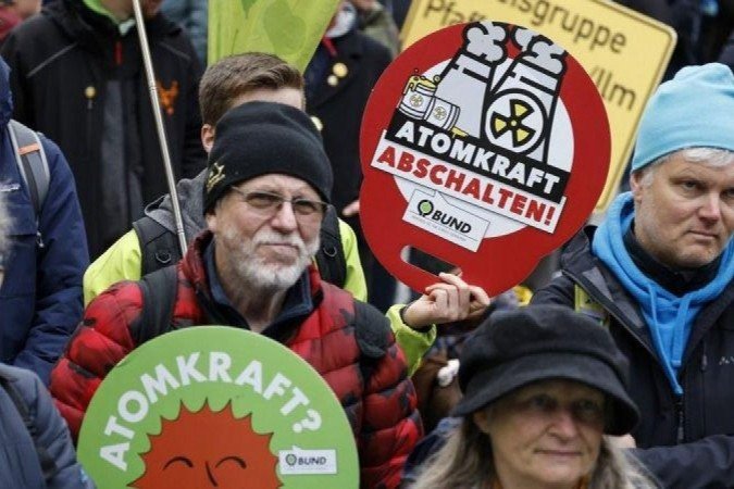 Manifestantes protestam contra energia nuclear em Munique - (crédito: MICHAELA REHLE/EPA-EFE/REX/SHUTTERSTOCK) Manifestantes protestam contra energia nuclear em Munique - (crédito: MICHAELA REHLE/EPA-EFE/REX/SHUTTERSTOCK)