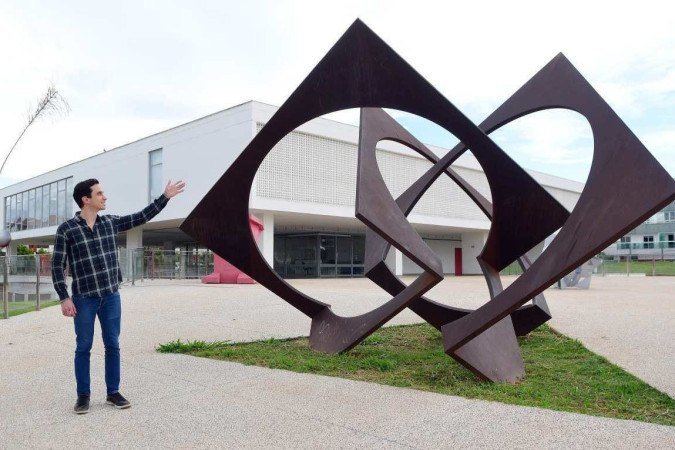 Erivan Hilário (E), conhecido como Ruth Venceremos, celebra o espaço: a história do povo brasileiro
